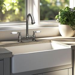 PB Rubinetto da cucina nostalgico a ponte in acciaio inossidabile, beccuccio rotondo e manopole bianche PBN.RVS.R.WH