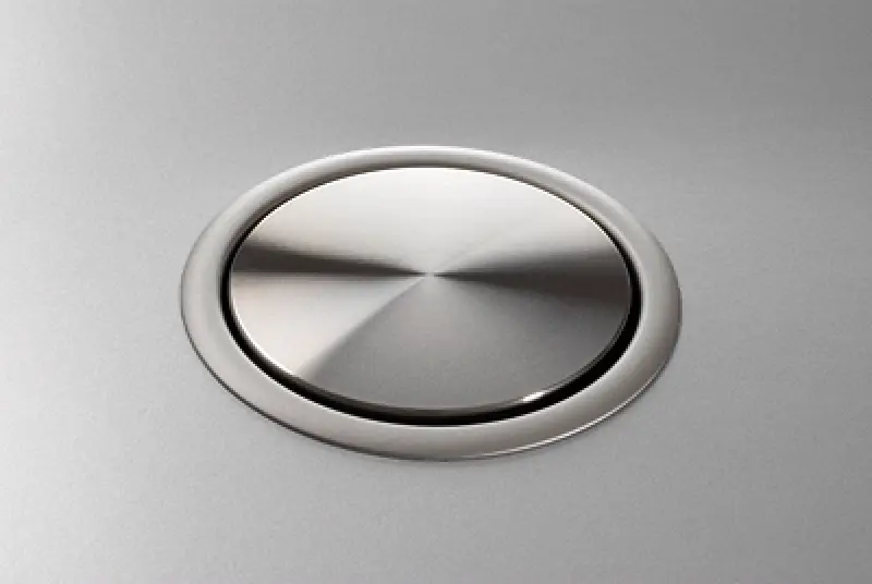 EVOline Port 3 Presa a scomparsa con messa a terra coperchio in acciaio inossidabile