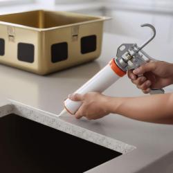 Adesivo siliconico privo di acidi per il montaggio sotto lavelli in acciaio  inossidabile