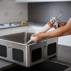 Adesivo siliconico privo di acidi per il montaggio sotto lavelli in acciaio  inossidabile