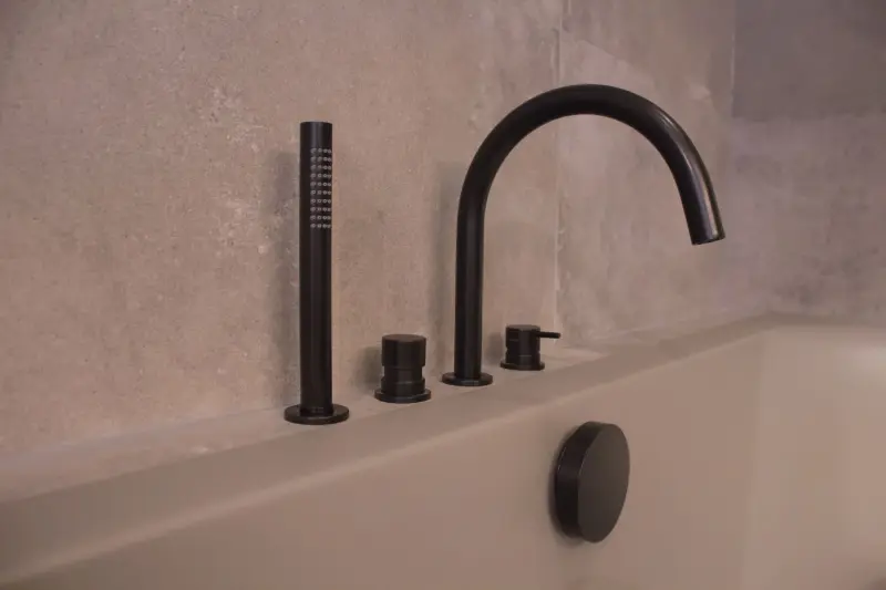 Waterevolution Flow Rubinetto per vasca da bagno a 4 fori per montaggio sul bordo vasca Nero T138PR