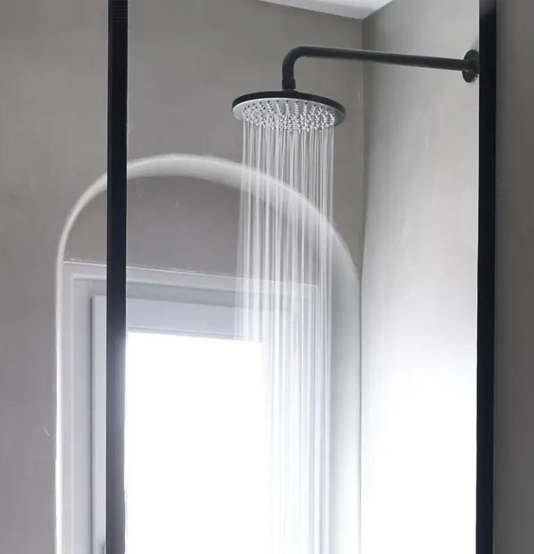 Waterevolution Flow soffione doccia 200 mm con attacco a muro nero opaco T1641PR