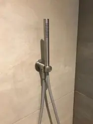 Set accessori bagno Watervolution Flow completo di raccordo a muro interamente in acciaio inox T1621IE