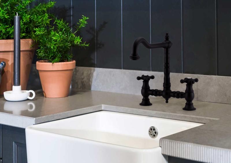 PB Bridge Rubinetto da cucina a ponte nostalgico nero opaco con uscita ad angolo con manopole robuste PBN.ZW.H.ST
