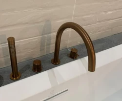 Waterevolution Flow Rubinetto da bagno a 4 fori per installazione su bordo vasca, completamente in rame spazzolato PVD T138CPE.