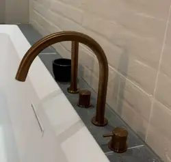 Waterevolution Flow Rubinetto da bagno a 4 fori per installazione su bordo vasca, completamente in rame spazzolato PVD T138CPE.