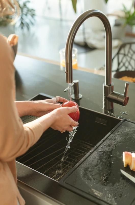 Franke Rubinetto da cucina Eos Neo con beccuccio estraibile a spruzzo PVD gun metal 115.0628.256