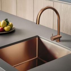 Rubinetto da cucina Watervolution Flow in rame spazzolato PVD con bocca estraibile T155CPE