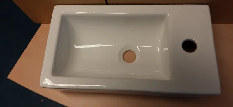 OUTLET Blusani Flow Fontana in ceramica bianca lucida, destra, 45x26x13 cm