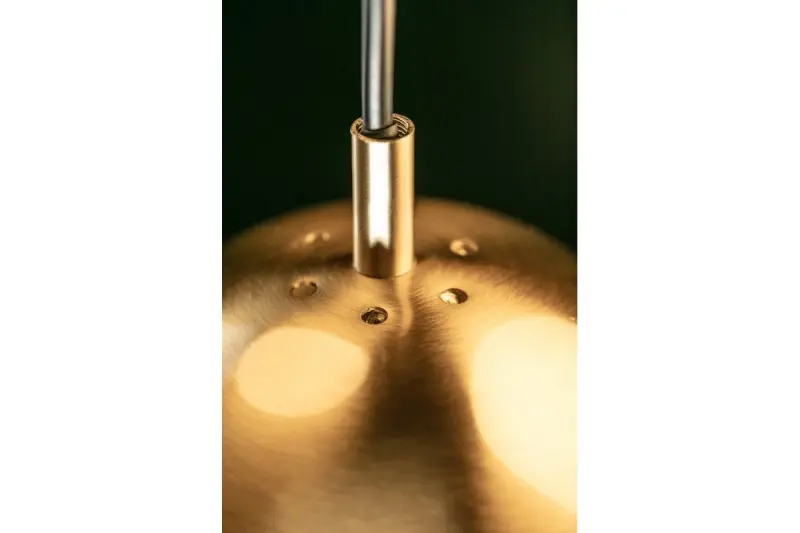 Decor Abies è una lampada a sospensione moderna in ottone dorato con un paralume in metallo rotondo.