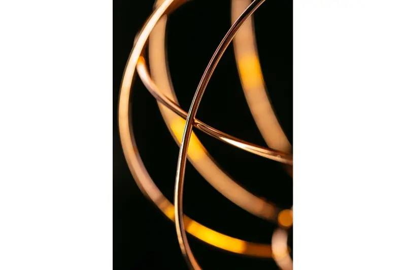 Lampada a sospensione a forma di sfera in rame Decor Viela, con forma filiforme, diametro di 27,5 cm, codice 7047.