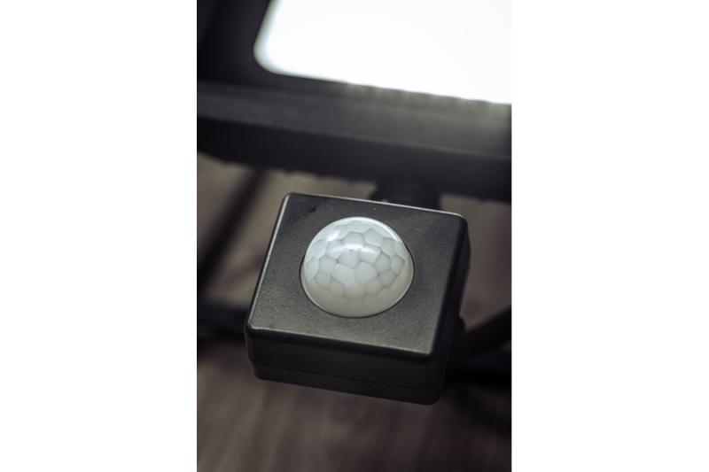 Proiettore LED iNEXT con sensore di movimento 30W 2400lm, PF>0,9, RA>80, IP65, 120°, 6400K, corpo nero 1208962860