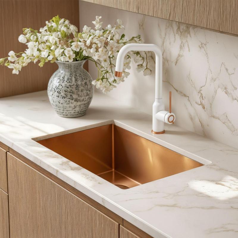 Rubinetto da cucina Quadri Stamford bianco con finitura in rame PVD e bocca girevole ad angolo 1208967700