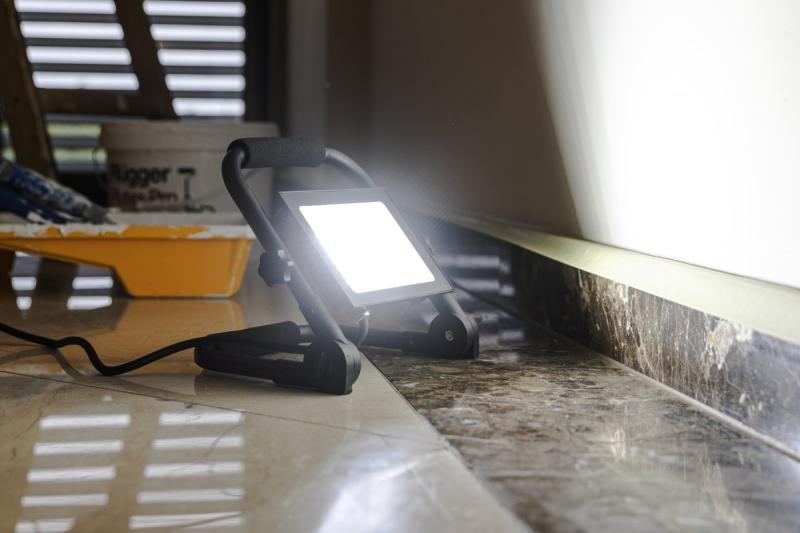 NELI Proiettore Portatile, LED, 30W, 2700lm, 6400K, AC220-240V, IP65, cavo 1.5m