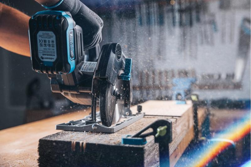 HÖGERT sega circolare a batteria, 18V, senza batteria, attacco per aspirapolvere.