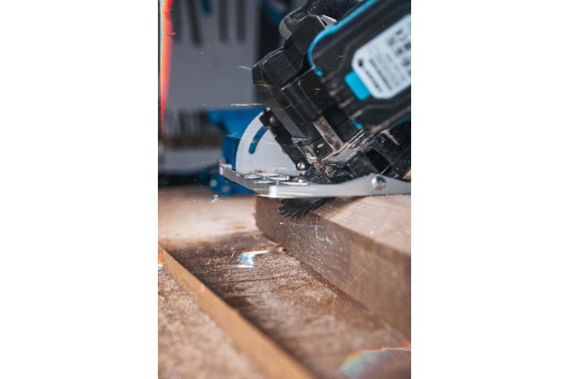 HÖGERT sega circolare a batteria, 18V, senza batteria, attacco per aspirapolvere.