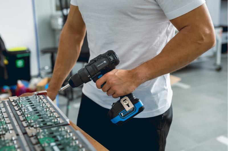 HÖGERT trapano a batteria 18V, set con batteria, caricabatterie, portabit, contenitore per punte