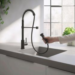 Rubinetto da cucina Quadri Redwick nero con bocchetta semi-flessibile e doccia con 2 tipi di getto più funzione di arresto dell'acqua 1208971410