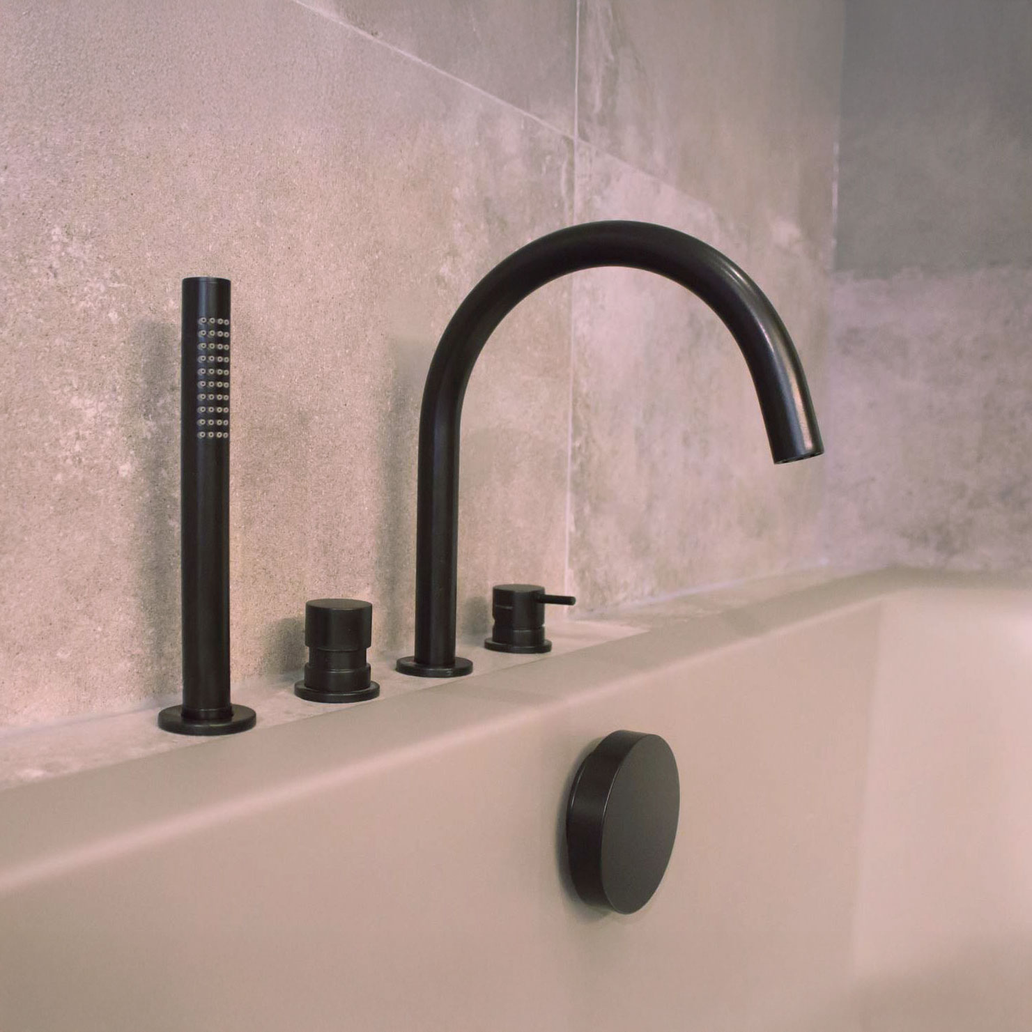 Rubinetto nero da cucina, rubinetto nero da bagno, rubinetto nero della doccia e rubinetto nero del lavabo di Waterevolution