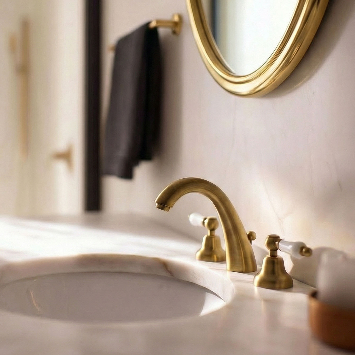 Mescolare i metalli: l'arte di combinare le finiture nel bagno